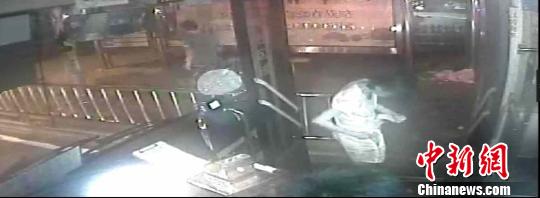 女乘客扔萬(wàn)元現(xiàn)金稱“不要了”公交司機(jī)尋主未果