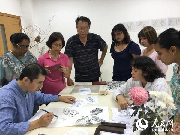 ë����˹�W�T���ھ۾������^Ħ�ώ�ʾ���� ë����˹�Ї��Ļ����Ĺ��D