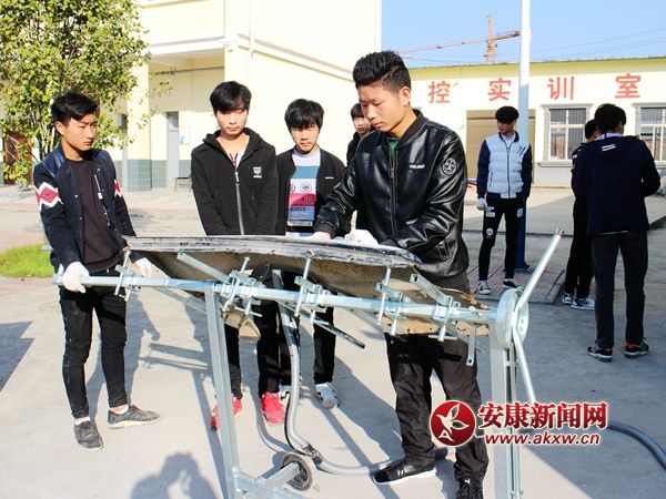 新建職中學(xué)生進(jìn)行實(shí)訓(xùn)操作.jpg