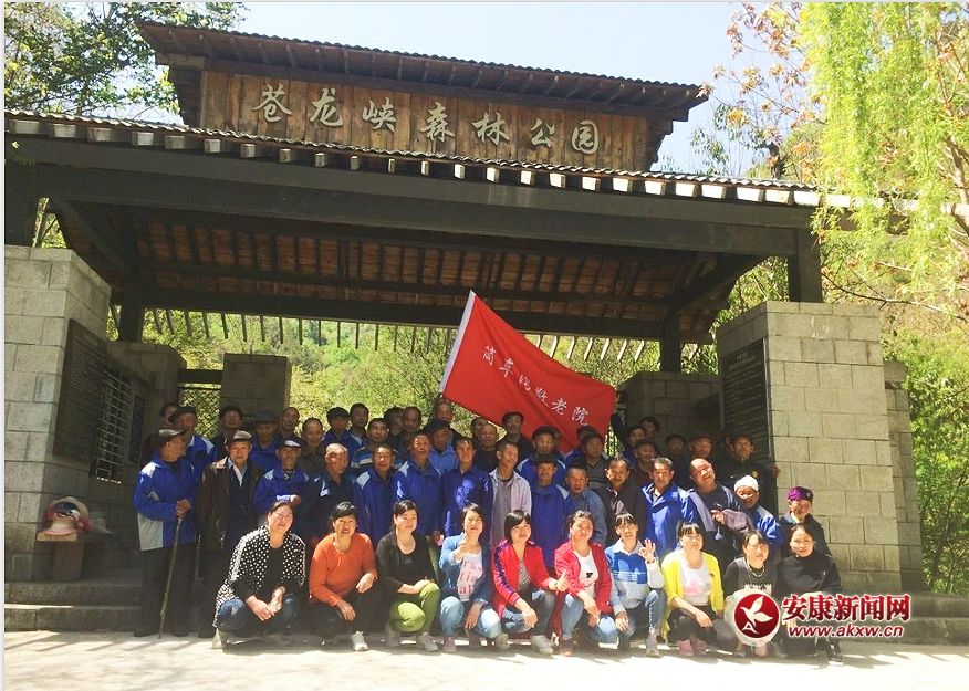 寧陜縣五保老人春游 (2).jpg