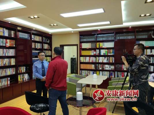 安康電視臺(tái)記者對(duì)檢察干警周剛進(jìn)行采訪.jpg