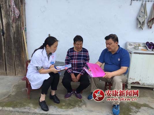 醫(yī)務(wù)人員為貧困戶講解健康扶貧政策.jpg