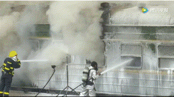 全國(guó)首輛“消防火車”亮相:遇險(xiǎn)情可立刻“變身”