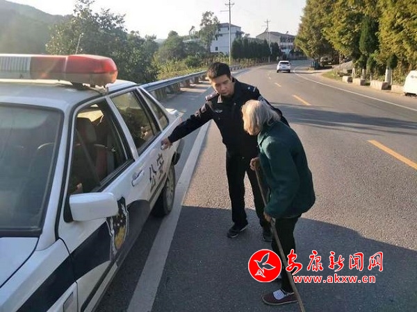 【張奶奶迷路國道真危險(xiǎn) 民警送其回家保安全】.jpg