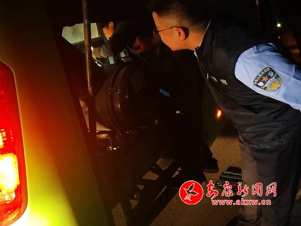 【民警幫助旅游大巴脫險(xiǎn) 贏得游客紛紛好評點(diǎn)贊】1.jpg