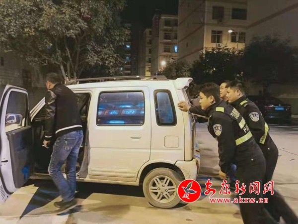 安康漢陰巡特警:車輛途中故障 民警及時救助.jpg