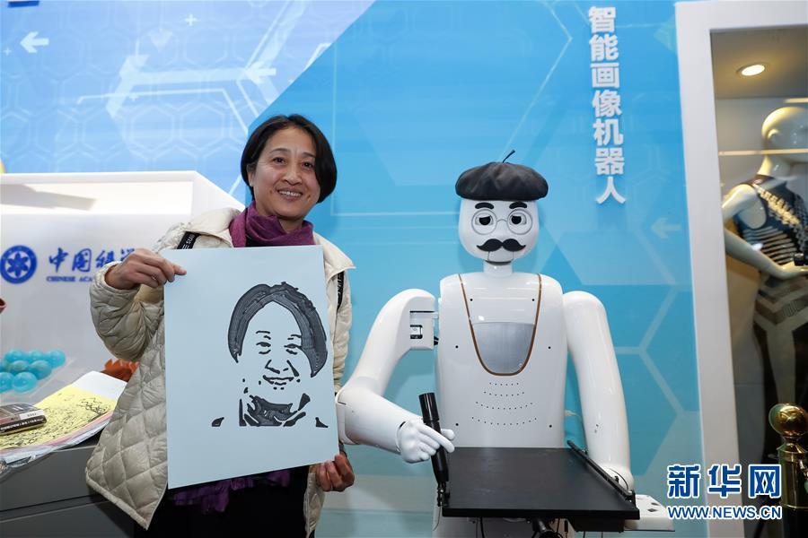 在改革開(kāi)放40周年展覽上體驗(yàn)科技互動(dòng)