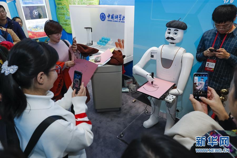 在改革開(kāi)放40周年展覽上體驗(yàn)科技互動(dòng)