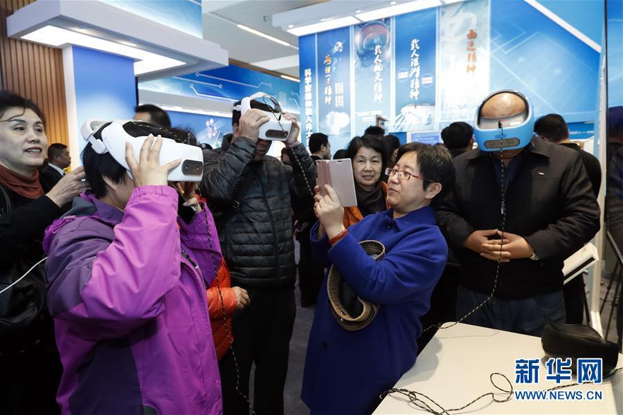 在改革開(kāi)放40周年展覽上體驗(yàn)科技互動(dòng)