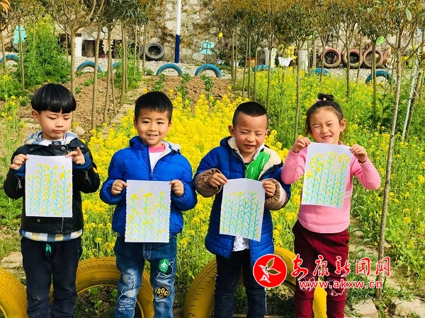 孩子們展示自己畫的油菜花.jpg