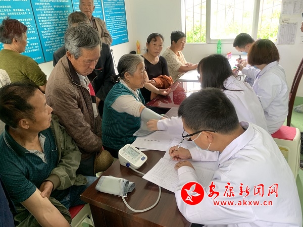 廟梁村衛(wèi)生室為貧困群眾、老人免費體檢.JPG
