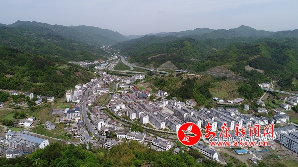 老縣鎮(zhèn):“三融三突出” 黨建引領(lǐng)搬遷群眾安居樂(lè)業(yè) (3).jpg