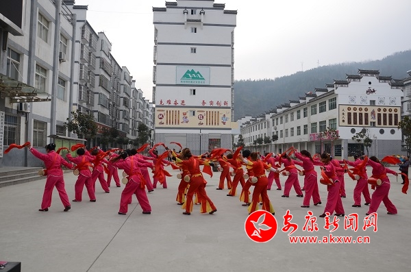 老縣鎮(zhèn):“三融三突出” 黨建引領(lǐng)搬遷群眾安居樂(lè)業(yè) (2).jpg