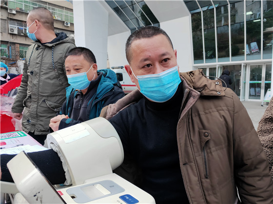 漢濱區(qū)第一醫(yī)院醫(yī)護(hù)人員踴獻(xiàn)熱血暖寒冬