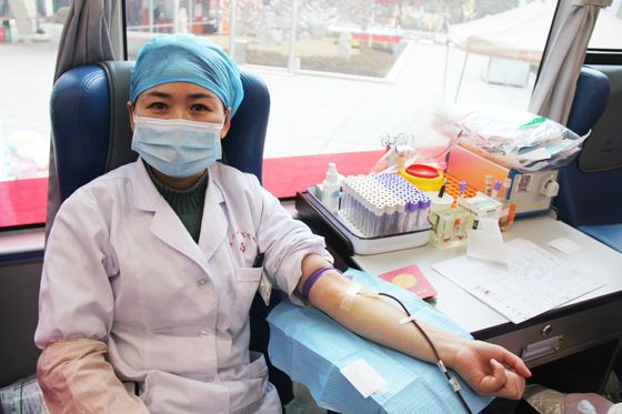 醫(yī)者仁心 大愛(ài)無(wú)疆 挽袖獻(xiàn)血 守護(hù)生命 ——安康市人民醫(yī)院開展冬季愛(ài)心獻(xiàn)血活動(dòng)