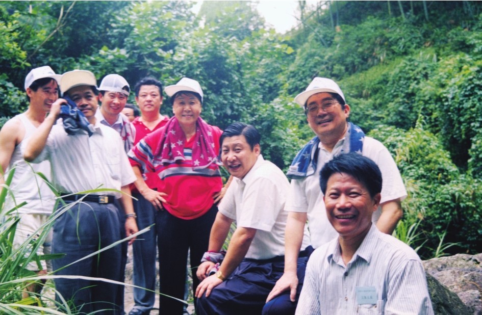 1999年6月，習近平在福州森林公園參加紀念毛主席“發(fā)展體育運動，增強人民體質(zhì)”題詞47周年登山健身活動。（圖片來源：《習近平在福建（下冊）》