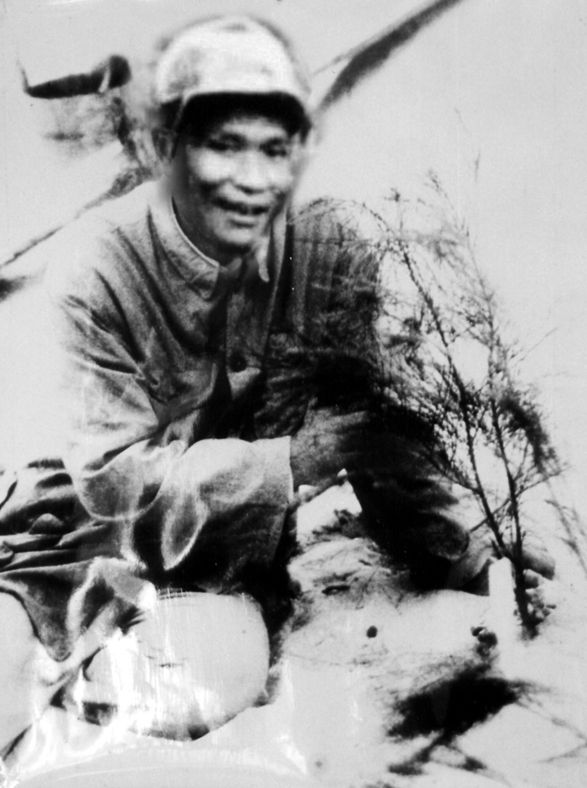 谷文昌與試種成活的木麻黃（資料照片）。