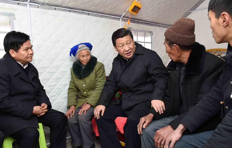 2015年1月19日，習(xí)近平總書(shū)記來(lái)到云南魯?shù)榭h小寨鎮(zhèn)甘家寨紅旗社區(qū)過(guò)渡安置點(diǎn)，看望受災(zāi)群眾甘正芬和她的老伴兒鄒體富。