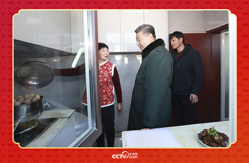 2025年春節(jié)前夕，習近平總書記在遼寧葫蘆島市綏中縣明水滿族鄉(xiāng)祝家溝村考察時，走進村民朱西存家看望。