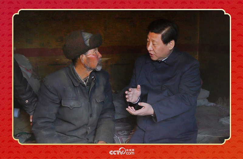 2013年2月3日，習近平總書記和甘肅省定西市渭源縣元古堆村八旬老黨員馬崗親切交談，了解當?shù)厣a(chǎn)生活情況。