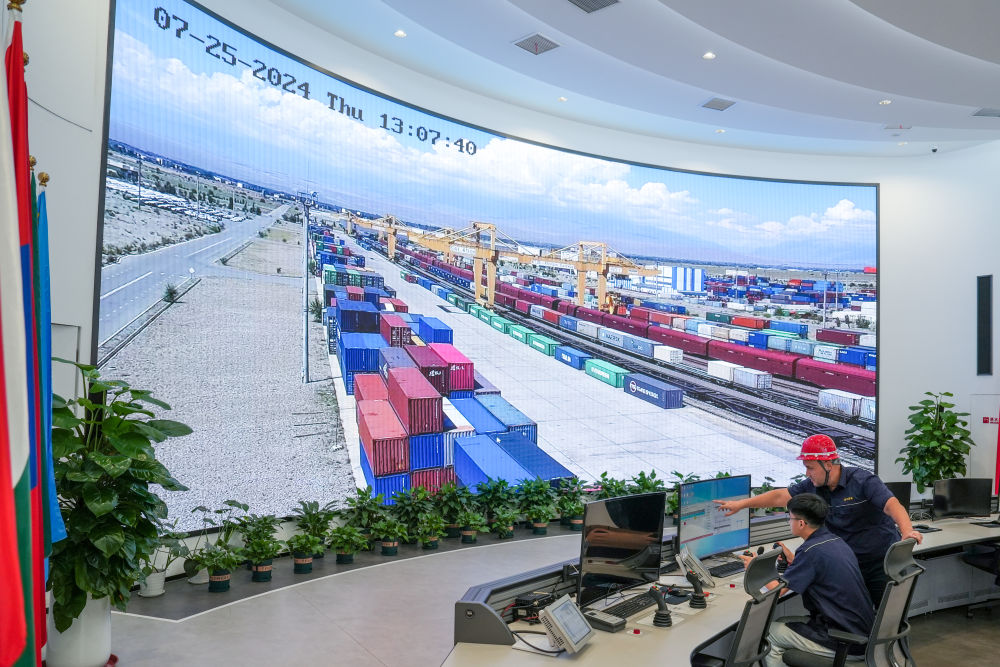 △ 在中哈（連云港）物流合作基地，工作人員通過“中哈物流場站”信息化跟蹤系統(tǒng)查看集裝箱運(yùn)輸情況（2024年7月25日攝）。